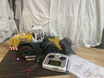 RC kolový nakladač Liebherr 574 (bez Tamiya, Premacon) - 6