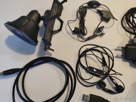 Staré nabíječky, adaptéry, sluchátka a držák pro mobily - 6