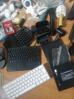 Paměť. karty, sluchátka, příslušenství k PC, nabíječky, - 6