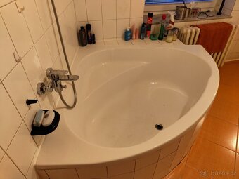Vybavení koupelny - záchod, umyvadla, rohová vana - 6
