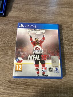PS4 pro bílej + ovladače, hry, kabeláž - 6