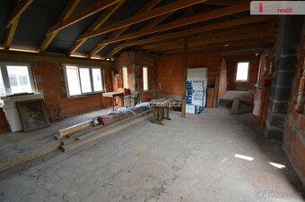 Prodej P5 Lochkov 2 rodinné domy 320m2 pozemek 974m2 - 6