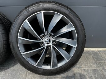 Originál Škoda Superb 235/45 r18 - 6