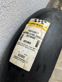 okruhové pneu slicky a mokré na motorku - 6