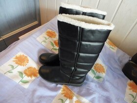 Černé zateplené koženkové dámské kozačky, vel.38 (5) - 6