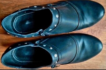 Černé kotníkové boty. - 6