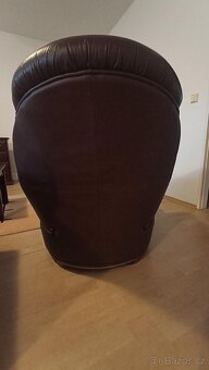 stará kožená sedačka - 6