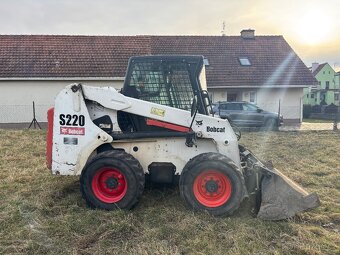 Smykový nakladač BOBCAT S220 55,9 kw - 6