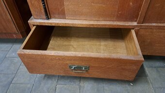 Historický dubový nábytek s rudým mramorem - 6