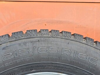 Zimní Nokian 215/65/16C + disky - 6