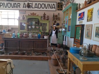 Reklamní cedule, staré figuríny , historie obchodu a řemesel - 6