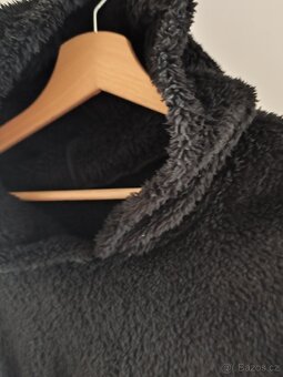 Chlupatá černá mikina - 6