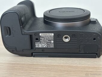 Canon EOS R - 6