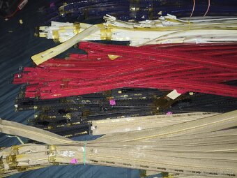 Prodám levně značkové zipy, plastová spirála, stanové - 6