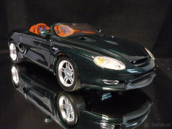 Mustang Mach III zelený Maisto 1/18 - 6