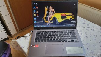 Malý, lehký a přenosný ntb AMD - 6