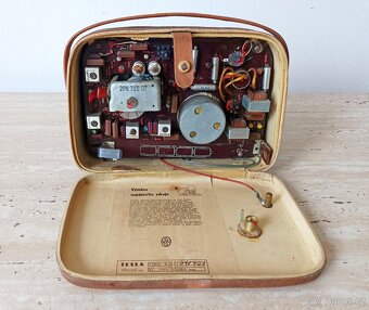 Krásný bytový doplněk - starožitné kabelkové rádio, rok 1958 - 6