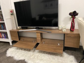TV komoda LUXE ořech/černá - 6