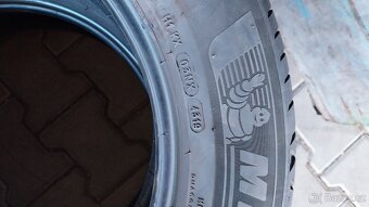 Prodám 2 x letní pneu Michelin 215/60/17 - 6