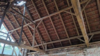 Starý tesaný krov, trámy, suchý, zdravý - 6
