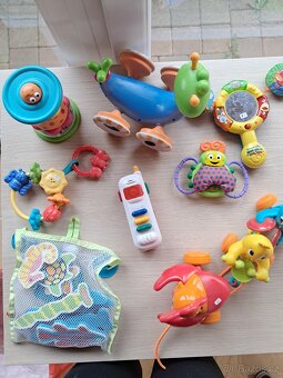 Sada hraček a dalších věcí pro miminka - 6