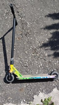Prodám freestyle koloběžku Slamm Strobe V4 Laser - 6