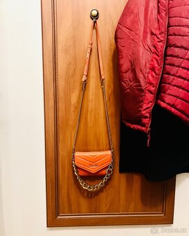 RAGE AGE psaníčko na mobil vitální oranžová zlatý řetěz - 6