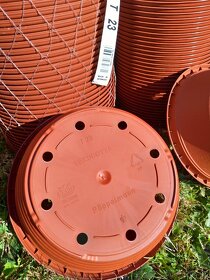 Plastové a terakot. květináče a pěstební misky typu žardinka - 6