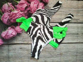 Dámské černobílé plavky s zeleným vázáním - 6