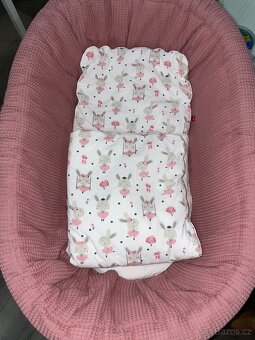 Proutěná postýlka s výbavou pro miminko – motiv Králíček - 6
