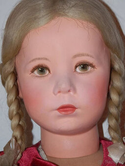 Muzejní starožitná figurína Käthe Kruse, sedící dívka, 85 cm - 6