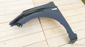 HYUNDAI i20 Blatník LP černý - 6