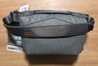 Peak Design Everyday Sling 3L v2 (šedá barva) - 6