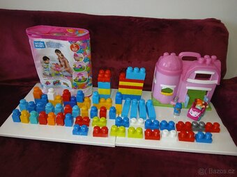 Megabloks Hrající housenka Otevírací domek s autem atd - 6