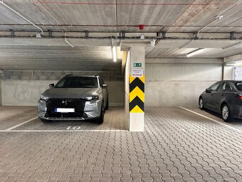 Pronájem garážového parkovacího stání – Bryksova ulice, Prah - 6