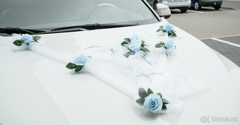 Modrá dekorace na svatební auto - 6