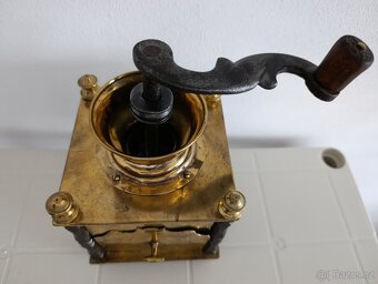 Krásný historický mosazný mlýnek na kávu, ručně kov.části - 6