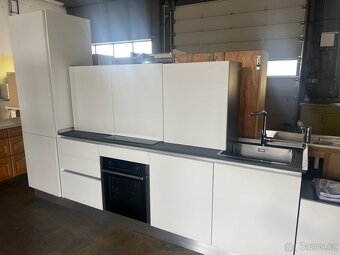 Bílá moderní kuchyň se všemi spotřebiči - 6