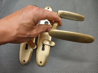 Staré mosazné dveřní kování, 6 párů - 6