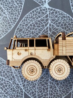 Nový dřevěný model vojenské Tatry 813 8x8 Kolos s přívěsem - 6