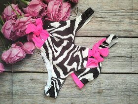 Dámské černobílé plavky s růžovým vázáním - 6