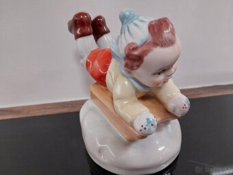 Chlapec na sáňkách - 6