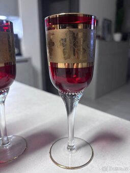 Červené sklenice se zlatým dekorem - 6