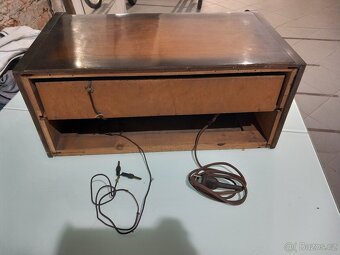 Starý gramofon ve skříňce - 6