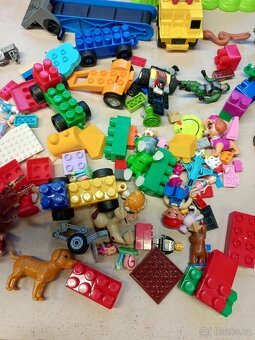 Mix hraček – LEGO, autíčka, figurky, knížka, dřevo - 6