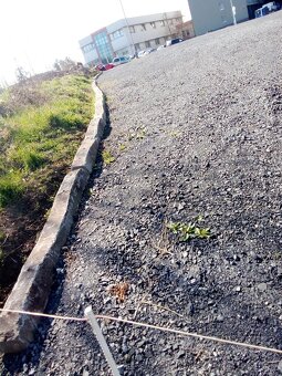 Peníze šetří betonové kusy délka cca 2,4m - 6