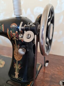 Historický šlapací šicí stroj Singer pro domácí užití - 6
