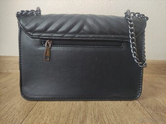 Dámská černá kabelka Guess, rozměry 24 x 17 cm - 6