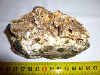 Minerál, nerost - hastingsit 4 - 6