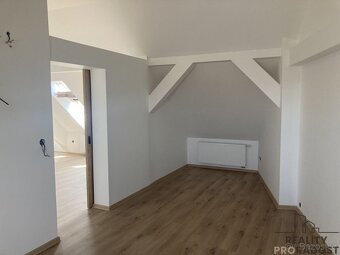Pronájem podkrovního bytu (3+KK) s parkováním v centru města - 6